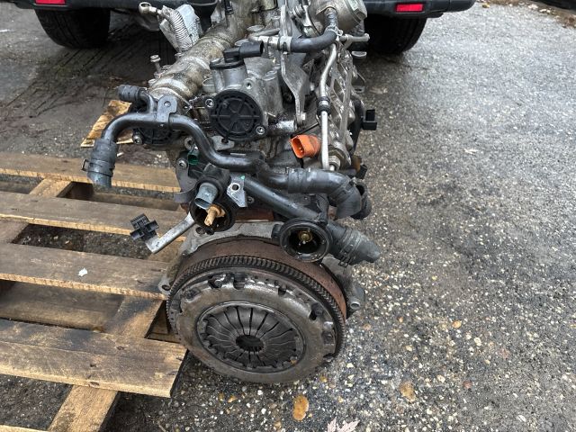 bontott VW PASSAT B7 Motor (Fűzött blokk hengerfejjel)