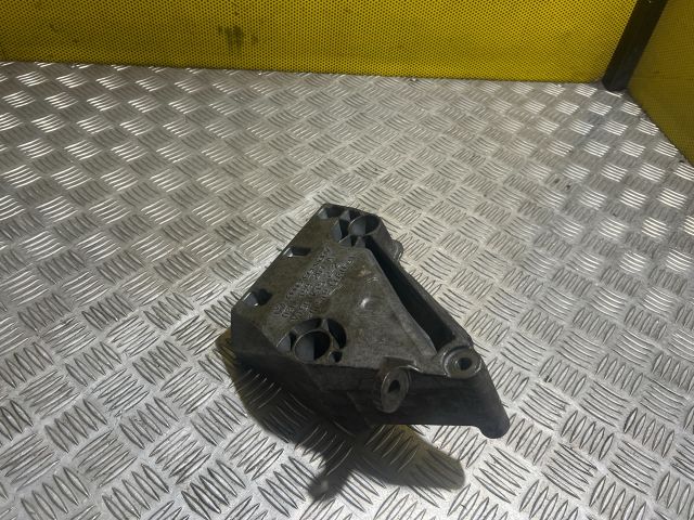 bontott VW PASSAT B7 Motor Tartó Bak (Fém)