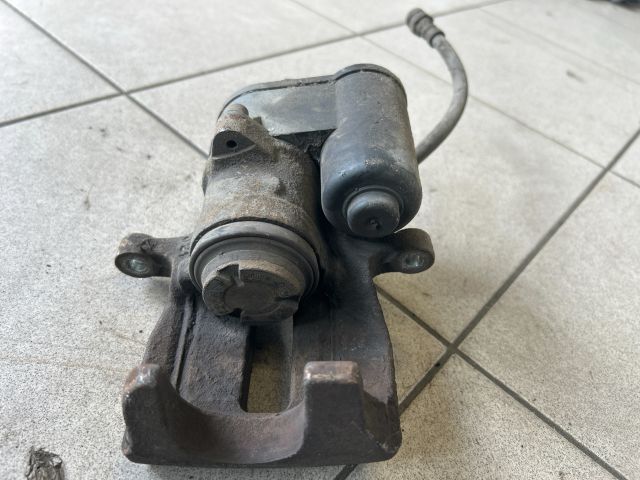 bontott VW PASSAT B7 Bal hátsó Féknyereg Munkahengerrel