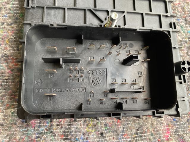 bontott VW PASSAT B7 Biztosítéktábla Motortér