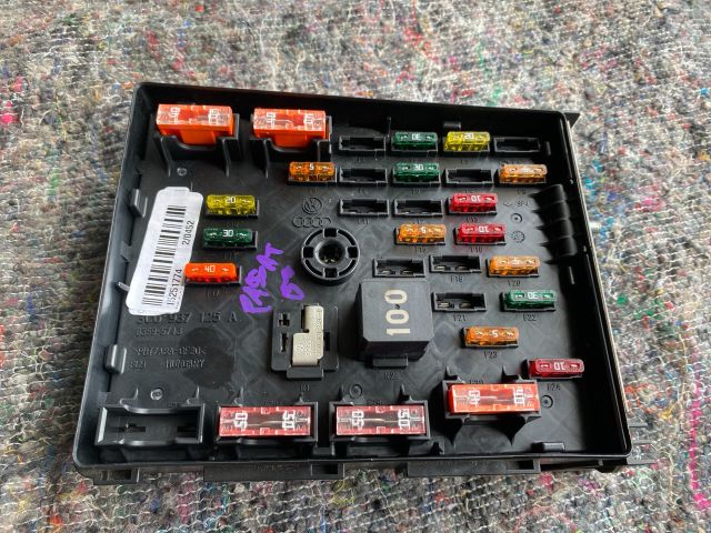 bontott VW PASSAT B7 Biztosítéktábla Motortér