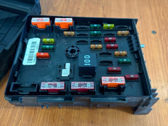 bontott VW PASSAT B7 Biztosítéktábla Motortér