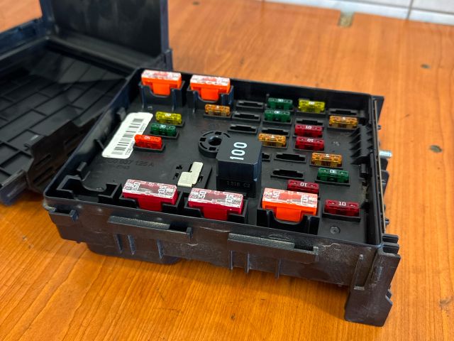 bontott VW PASSAT B7 Biztosítéktábla Motortér