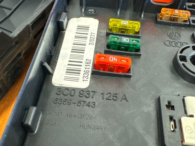 bontott VW PASSAT B7 Biztosítéktábla Motortér