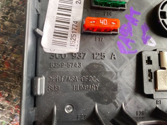 bontott VW PASSAT B7 Biztosítéktábla Motortér