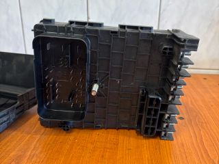 bontott VW PASSAT B7 Biztosítéktábla Motortér