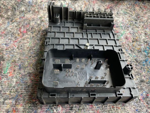 bontott VW PASSAT B7 Biztosítéktábla Motortér