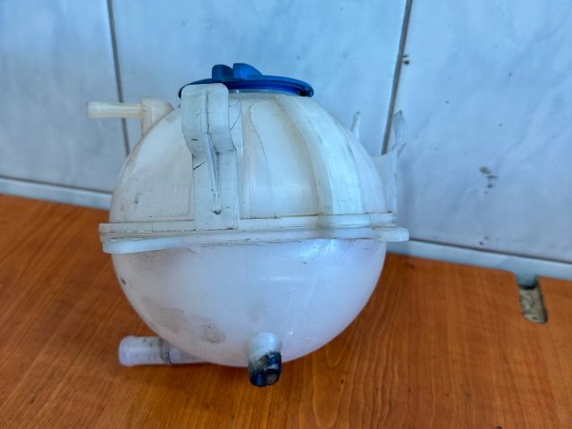 bontott VW PASSAT B7 Kiegyenlítő Tartály