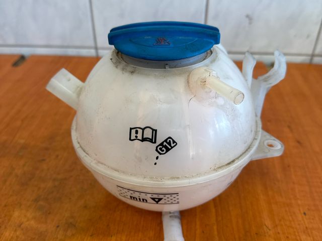 bontott VW PASSAT B7 Kiegyenlítő Tartály