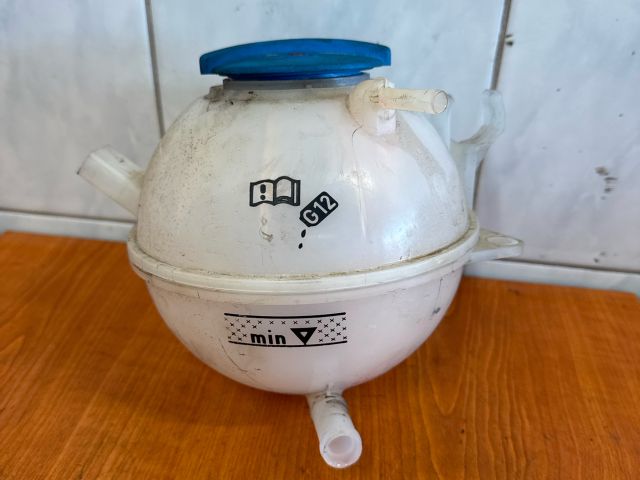 bontott VW PASSAT B7 Kiegyenlítő Tartály