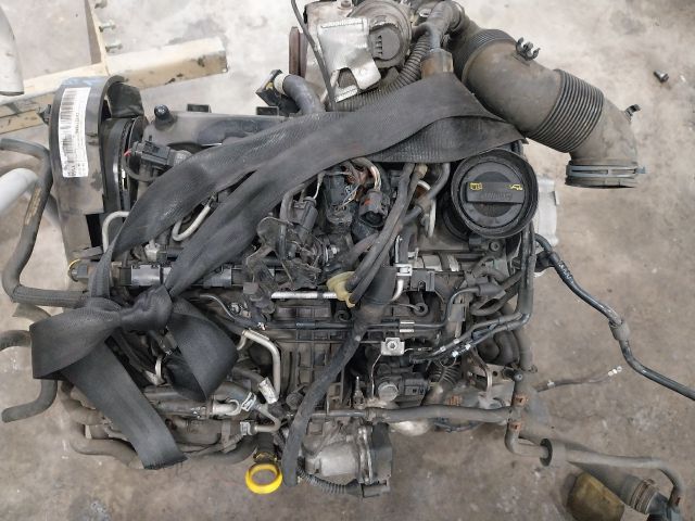 bontott VW PASSAT B7 Motor (Fűzött blokk hengerfejjel)