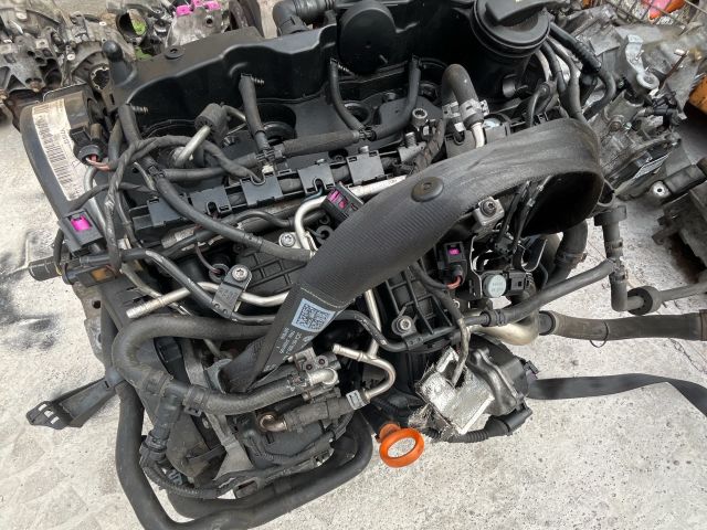 bontott VW PASSAT B7 Motor (Fűzött blokk hengerfejjel)