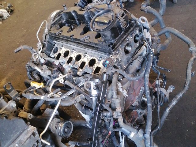 bontott VW PASSAT B7 Motor (Fűzött blokk hengerfejjel)
