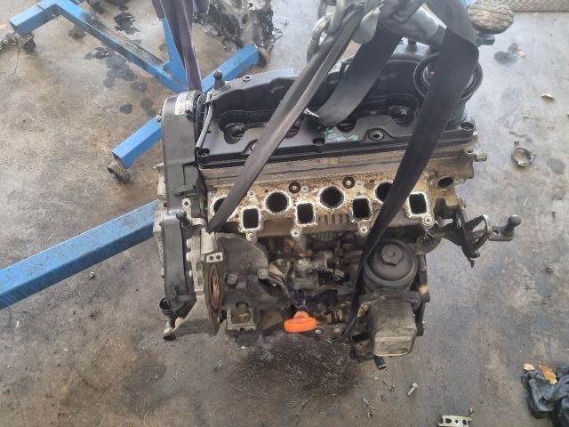 bontott VW PASSAT B7 Motor (Fűzött blokk hengerfejjel)