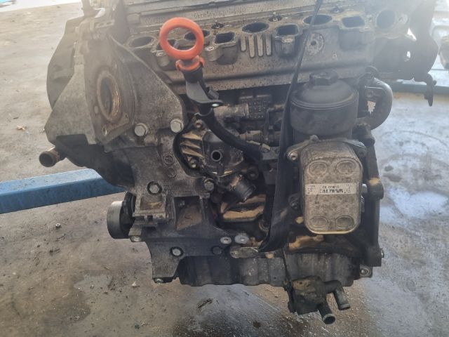 bontott VW PASSAT B7 Motor (Fűzött blokk hengerfejjel)