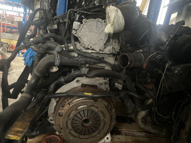 bontott VW PASSAT B7 Motor (Fűzött blokk hengerfejjel)