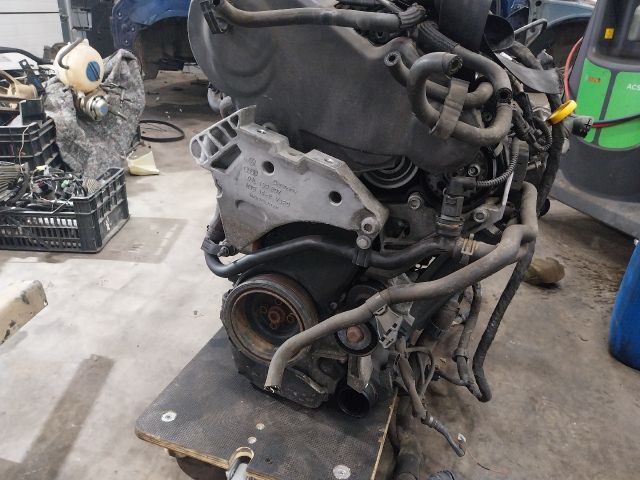 bontott VW PASSAT B7 Motor (Fűzött blokk hengerfejjel)