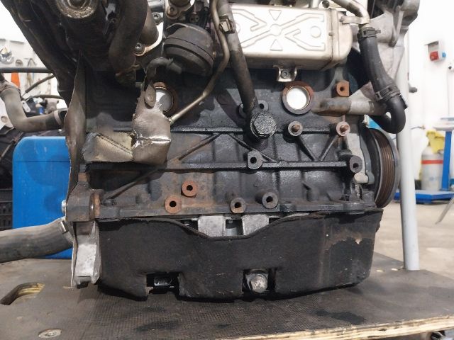 bontott VW PASSAT B7 Motor (Fűzött blokk hengerfejjel)