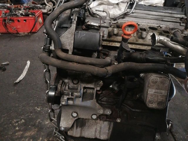 bontott VW PASSAT B7 Motor (Fűzött blokk hengerfejjel)