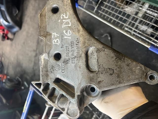 bontott VW PASSAT B7 Motor Tartó Bak (Fém)