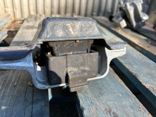 bontott VW PASSAT B7 Motor Tartó Bak Jobb