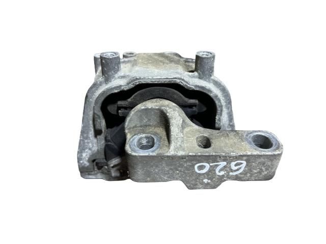bontott VW PASSAT B7 Motor Tartó Bak (Pozíciófüggetlen)