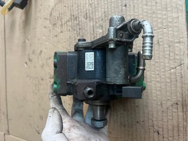 bontott VW PASSAT B7 Nagynyomású Szivattyú