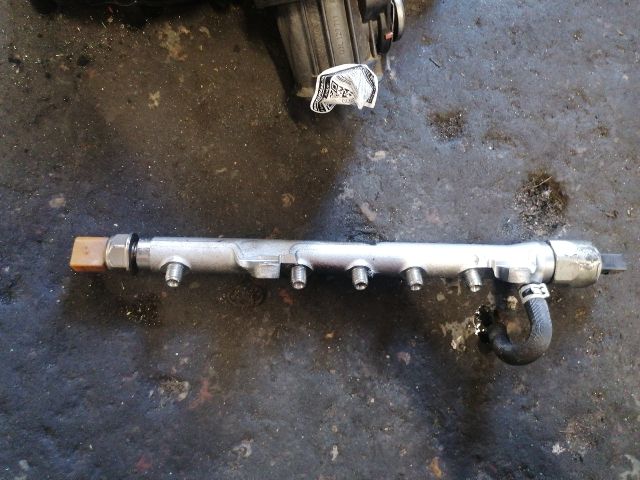 bontott VW PASSAT B7 Nagynyomású Üzemanyag Gyűjtőcső