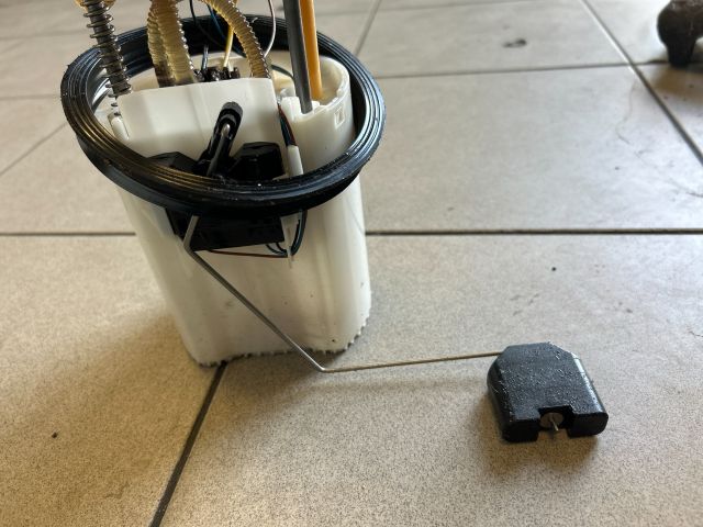 bontott VW PASSAT B7 Üzemanyag Szivattyú