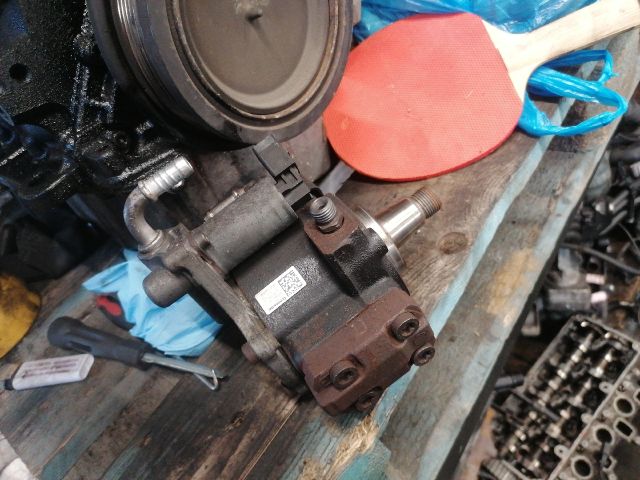 bontott VW PASSAT B7 Üzemanyag Szivattyú