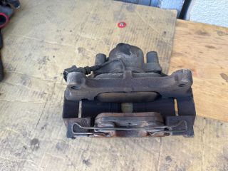 bontott VW PASSAT B7 Bal első Féknyereg Munkahengerrel