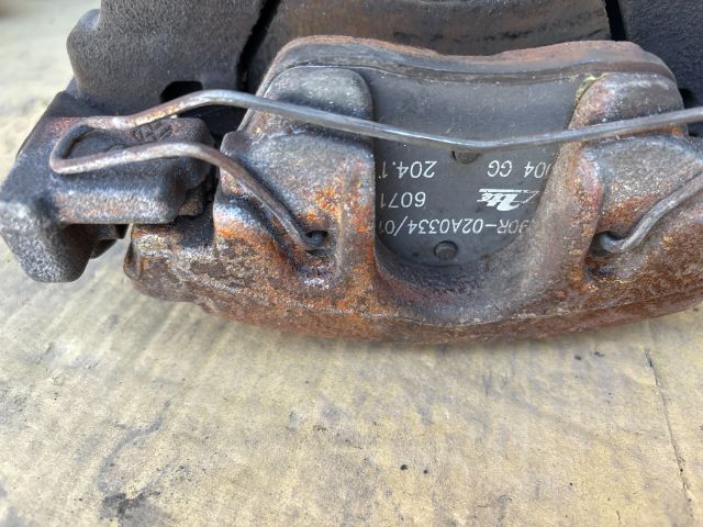 bontott VW PASSAT B7 Bal első Féknyereg Munkahengerrel