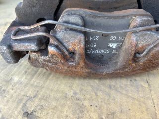 bontott VW PASSAT B7 Bal első Féknyereg Munkahengerrel