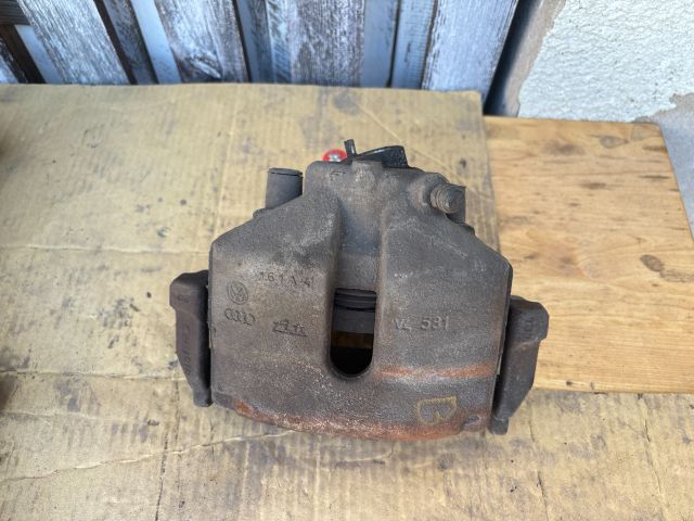 bontott VW PASSAT B7 Bal első Féknyereg Munkahengerrel