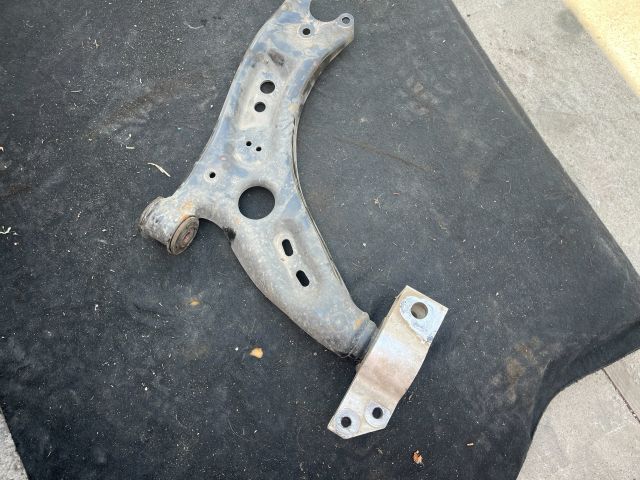 bontott VW PASSAT B7 Bal első Lengőkar