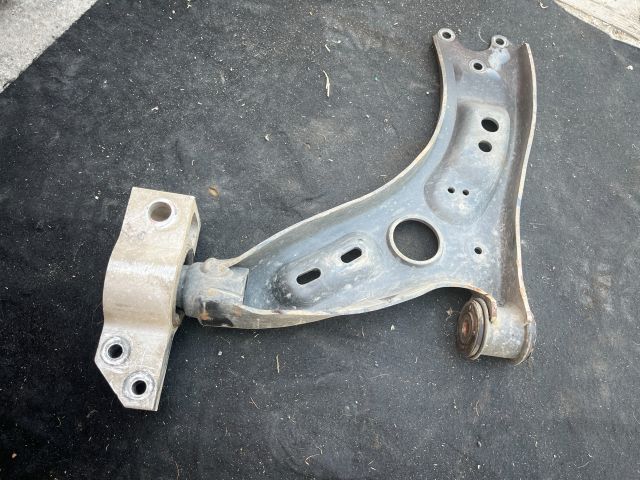 bontott VW PASSAT B7 Bal első Lengőkar