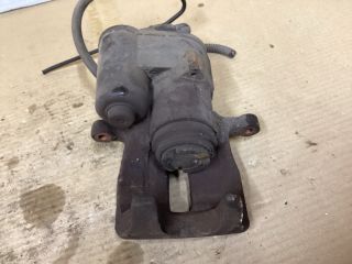 bontott VW PASSAT B7 Bal hátsó Féknyereg Munkahengerrel