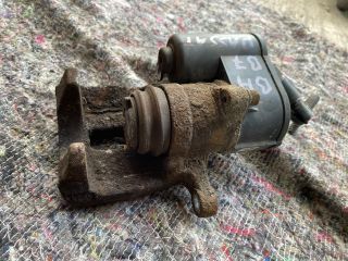 bontott VW PASSAT B7 Bal hátsó Féknyereg Munkahengerrel