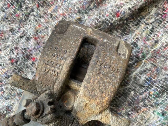 bontott VW PASSAT B7 Bal hátsó Féknyereg Munkahengerrel