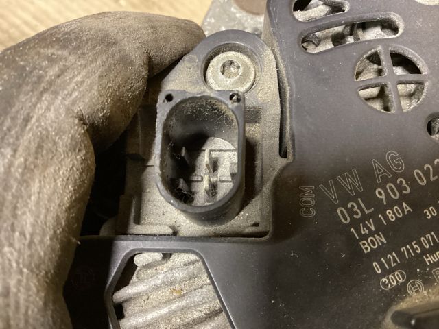 bontott VW PASSAT B7 Generátor