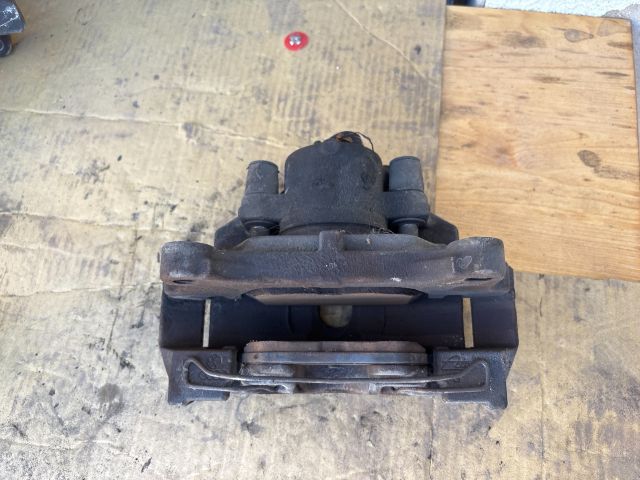 bontott VW PASSAT B7 Jobb első Féknyereg Munkahengerrel