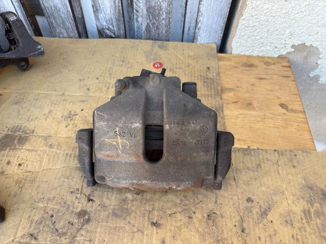 bontott VW PASSAT B7 Jobb első Féknyereg Munkahengerrel