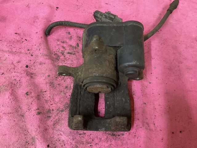 bontott VW PASSAT B7 Jobb hátsó Féknyereg Munkahengerrel