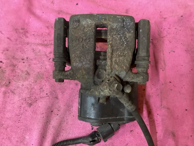 bontott VW PASSAT B7 Jobb hátsó Féknyereg Munkahengerrel