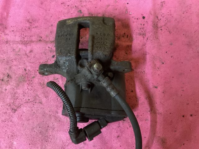 bontott VW PASSAT B7 Jobb hátsó Féknyereg Munkahengerrel