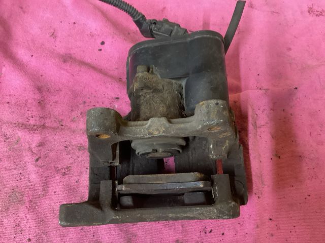 bontott VW PASSAT B7 Jobb hátsó Féknyereg Munkahengerrel