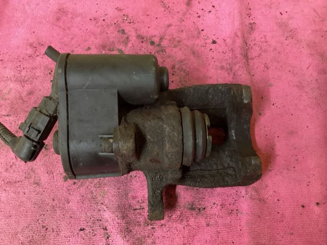 bontott VW PASSAT B7 Jobb hátsó Féknyereg Munkahengerrel