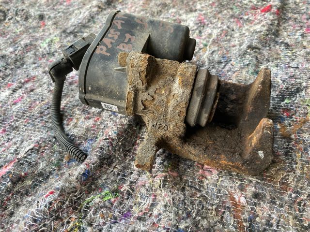 bontott VW PASSAT B7 Jobb hátsó Féknyereg Munkahengerrel