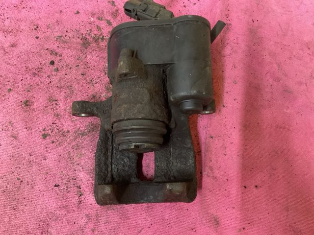 bontott VW PASSAT B7 Jobb hátsó Féknyereg Munkahengerrel