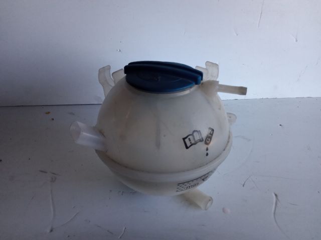 bontott VW PASSAT B7 Kiegyenlítő Tartály